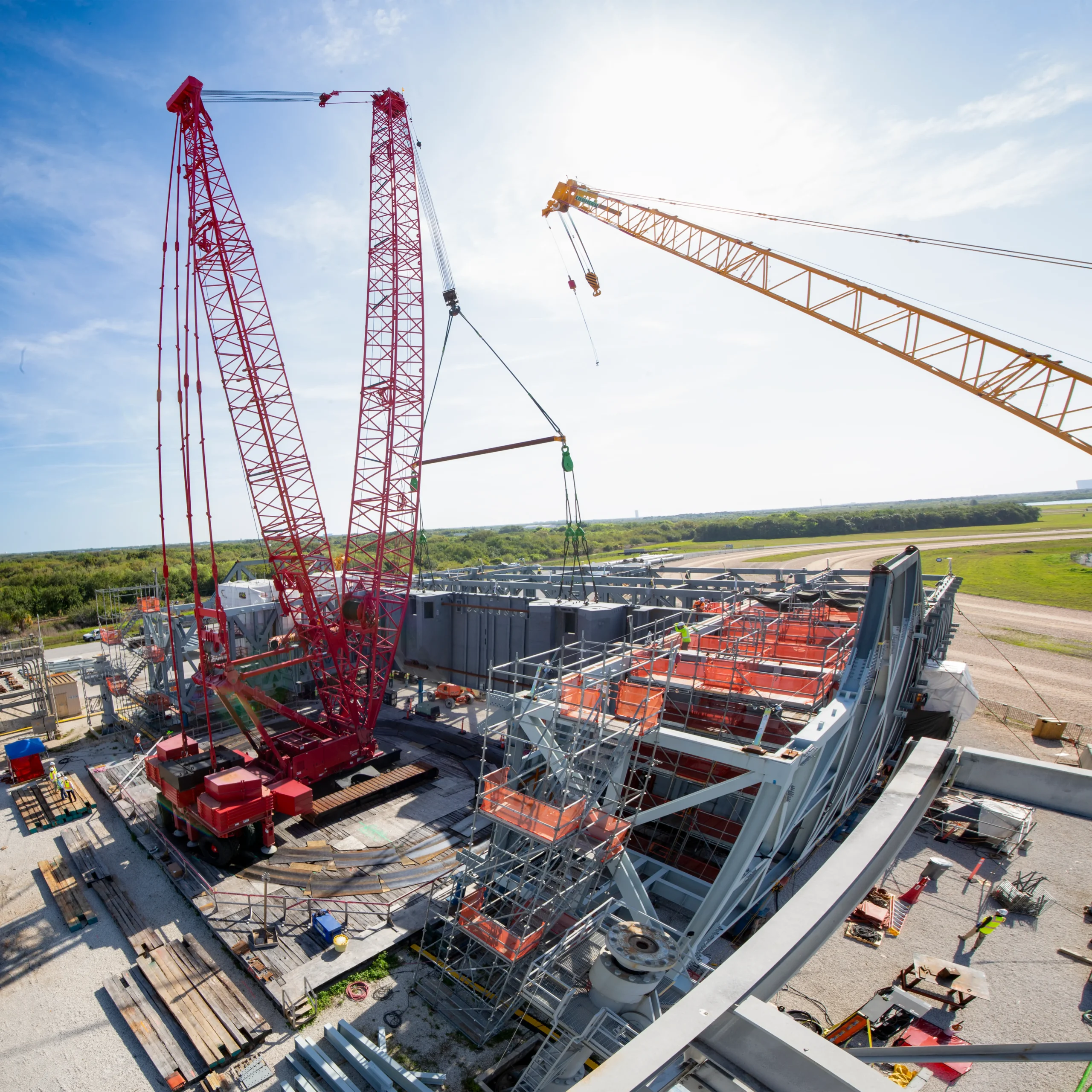 Panorama view of the ML2 construction site, including the structure and cranes.