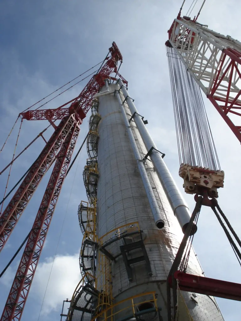 The MSG 80 ring crane, one of the largest in the world, is being used to lift a propylene propane splitter vessel. The vessel is in excess of 100m tall and weighs 1400mt
